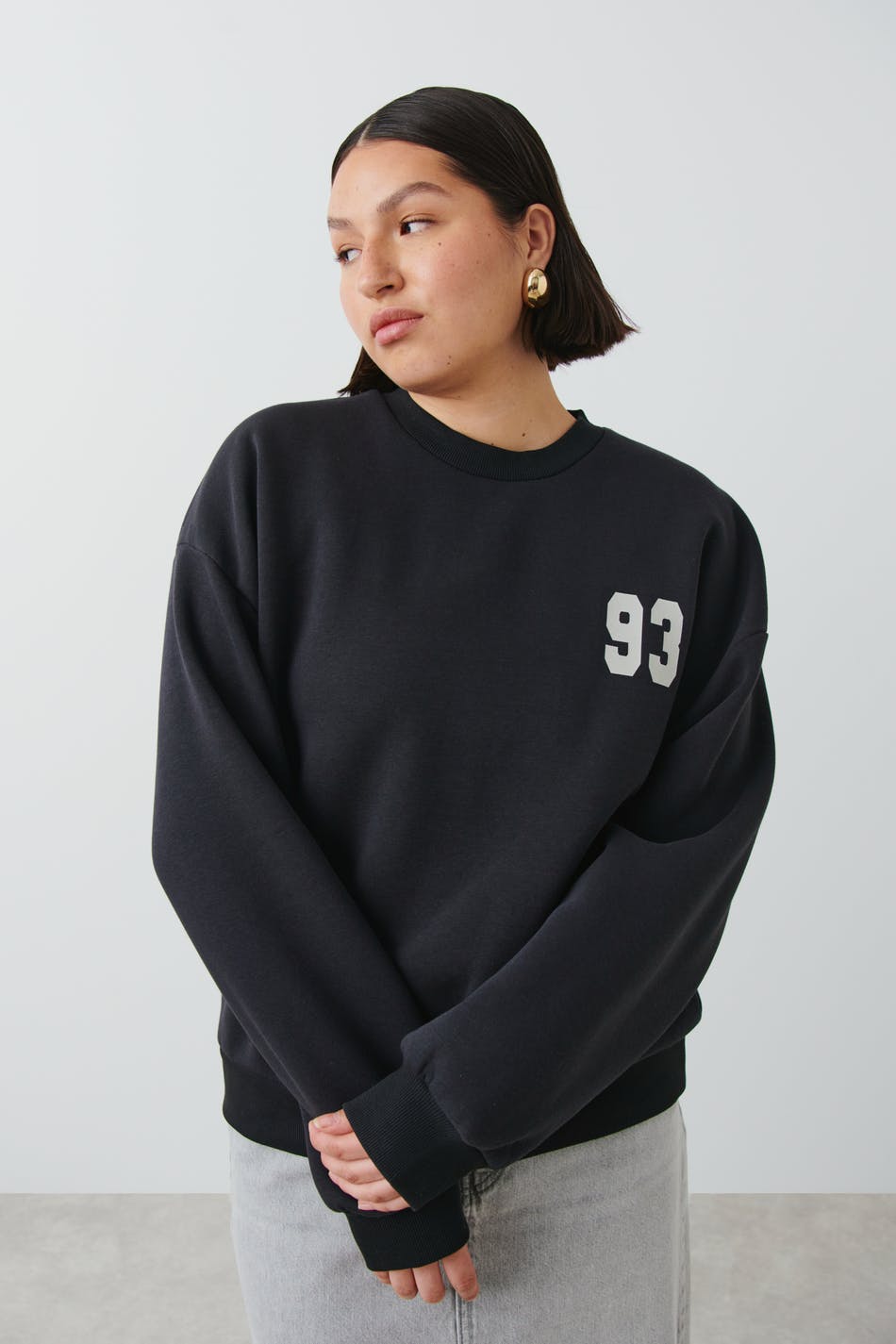 Läs mer om Gina Tricot - Printed sweater - collegetröjor - Black - M - Female