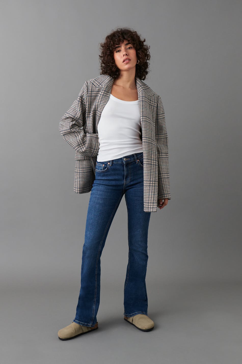 Läs mer om Gina Tricot - Low waist bootcut jeans - low waist jeans - Blue - 34 - Female