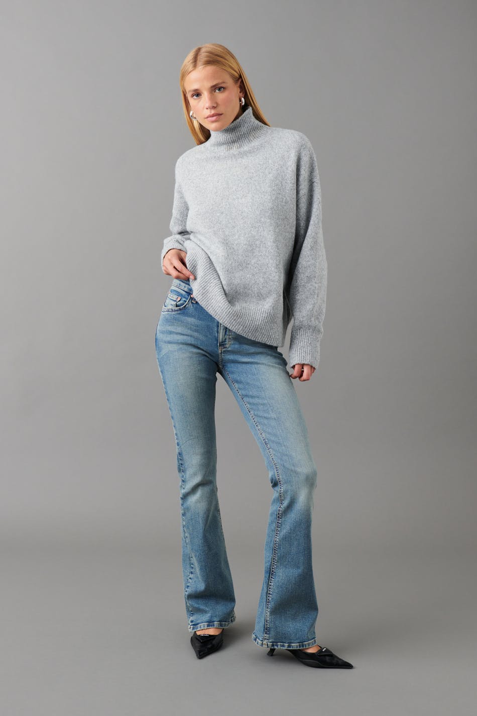 Läs mer om Gina Tricot - Low waist bootcut jeans - low waist jeans - Blue - 36 - Female