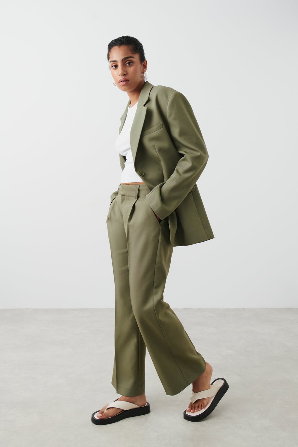 Läs mer om Gina Tricot - Low waist trousers - kostymbyxor - Green - L - Female