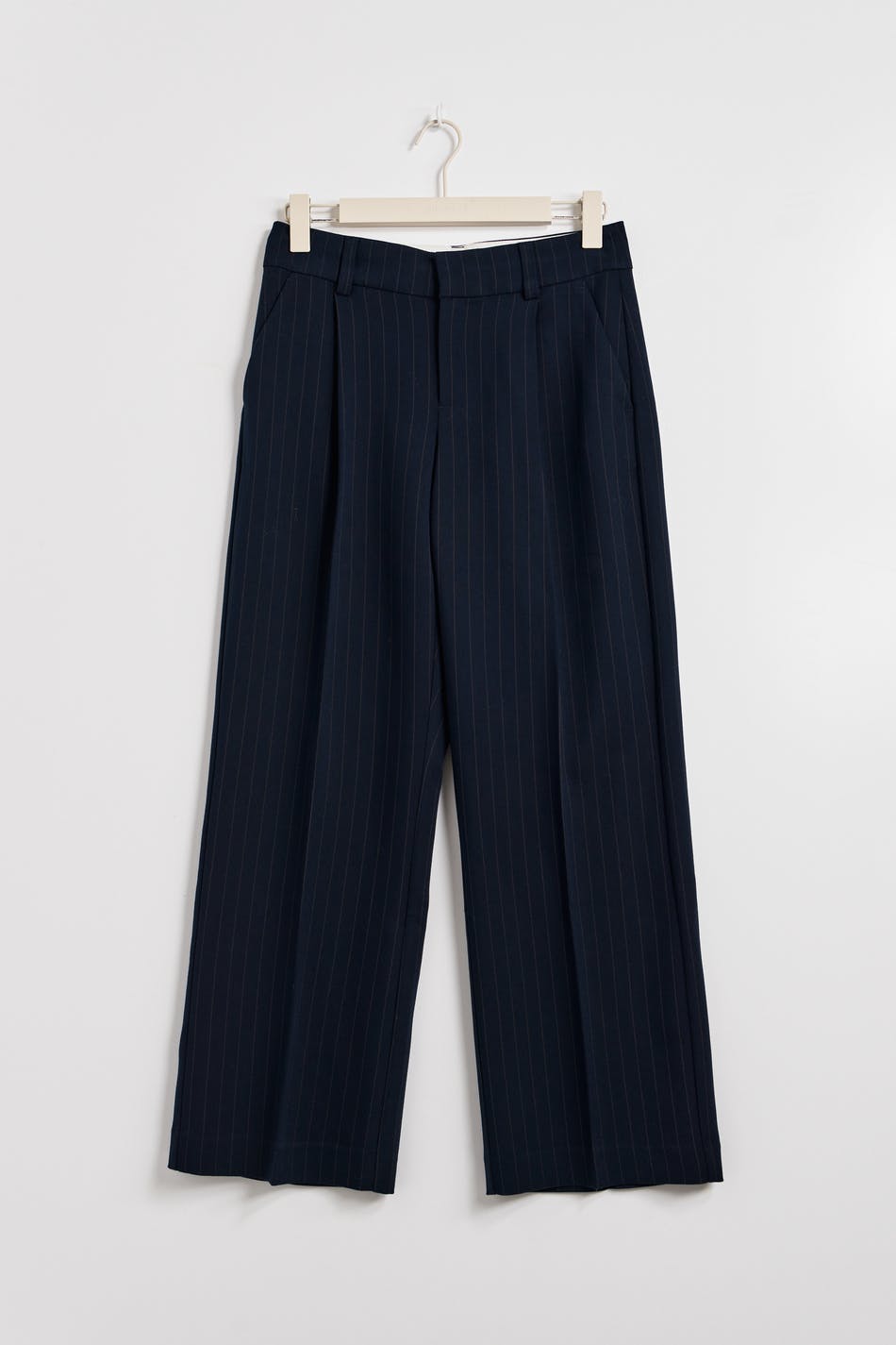 Läs mer om Gina Tricot - Low waist petite trousers - kostymbyxor - Blue - XS - Female