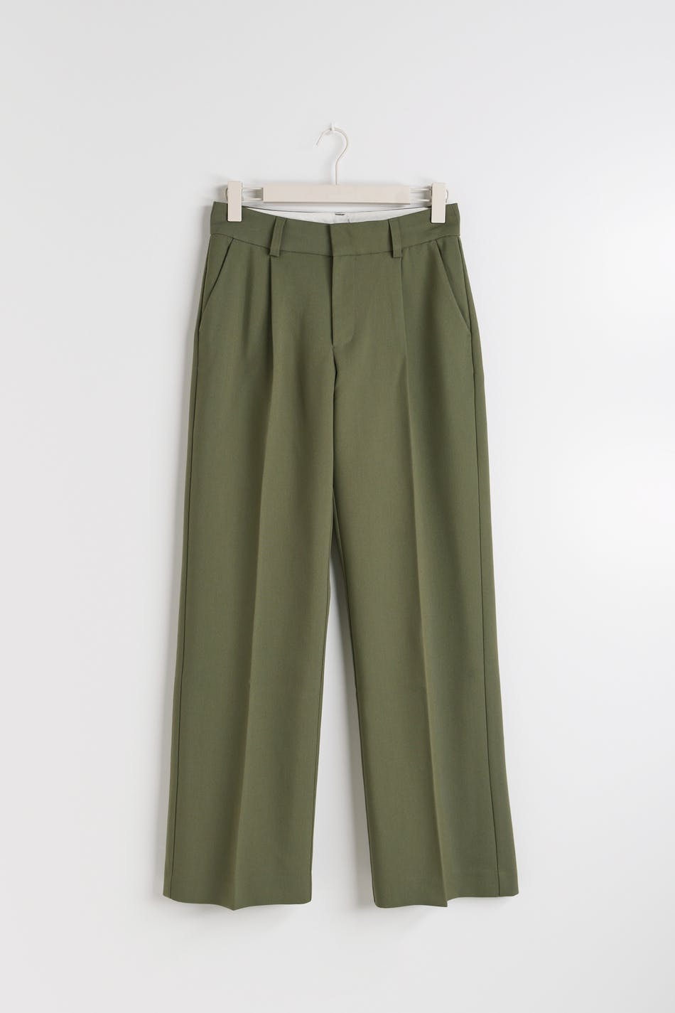Läs mer om Gina Tricot - Low waist petite trousers - lågmidjade-byxor - Green - XL - Female