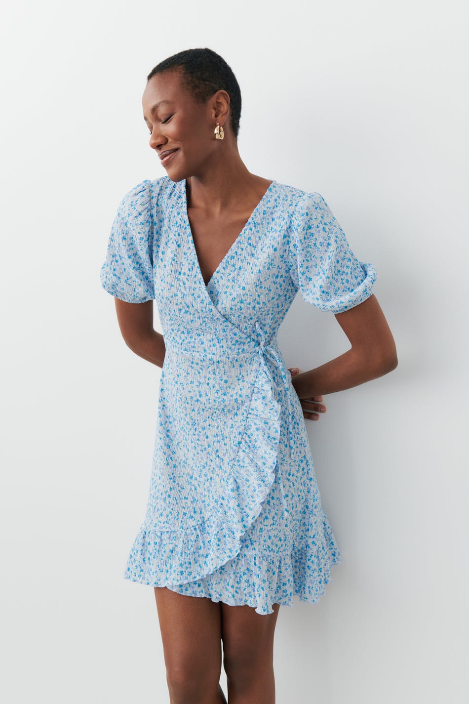 Läs mer om Gina Tricot - Wrap dress - blommiga klänningar - Blue - L - Female