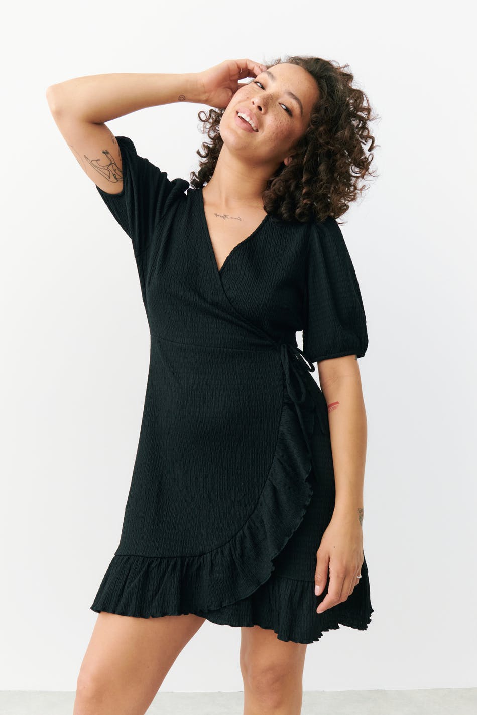 Läs mer om Gina Tricot - Wrap dress - omlottklänningar - Black - XS - Female