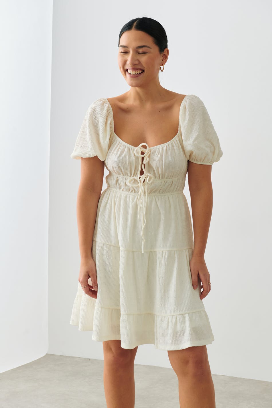 Läs mer om Gina Tricot - Knot detail mini dress - midiklänningar - White - XL - Female