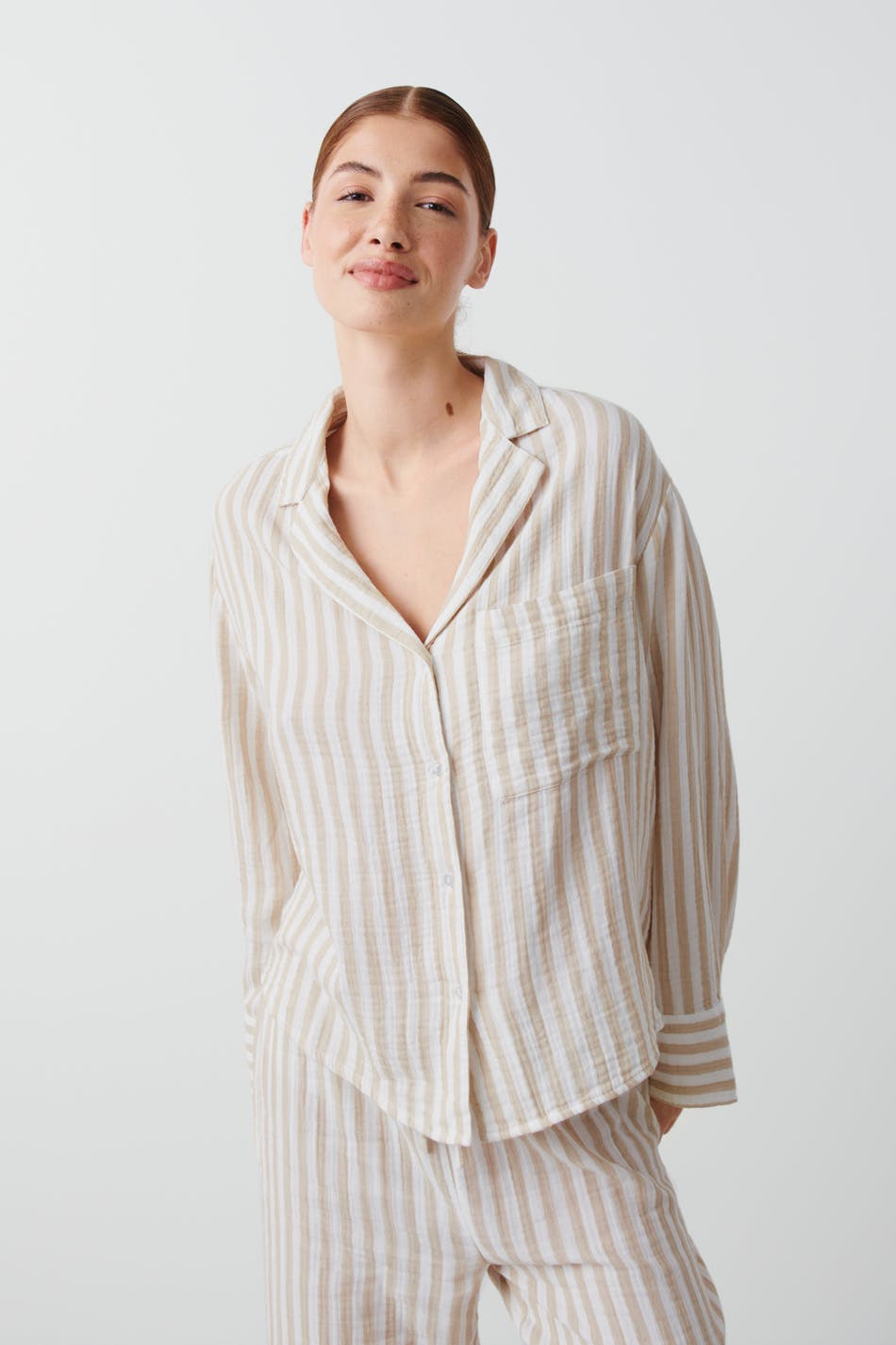 Läs mer om Gina Tricot - Structured pyjamas shirt - pyjamas - Beige - XL - Female