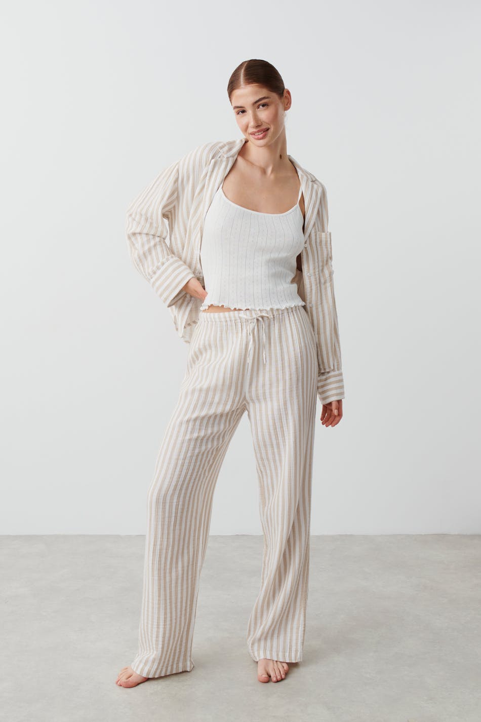 Läs mer om Gina Tricot - Structured pyjamas trousers - pyjamas - Beige - XL - Female