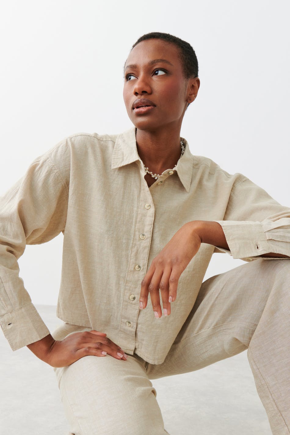Läs mer om Gina Tricot - Magda linen blend shirt - linneskjortor - Beige - L - Female