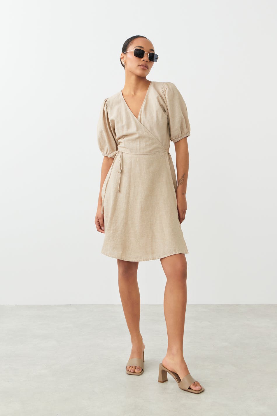 Gina Tricot - Glimma linen blend wrap dress - omlottklänningar - Beige - XL - Female