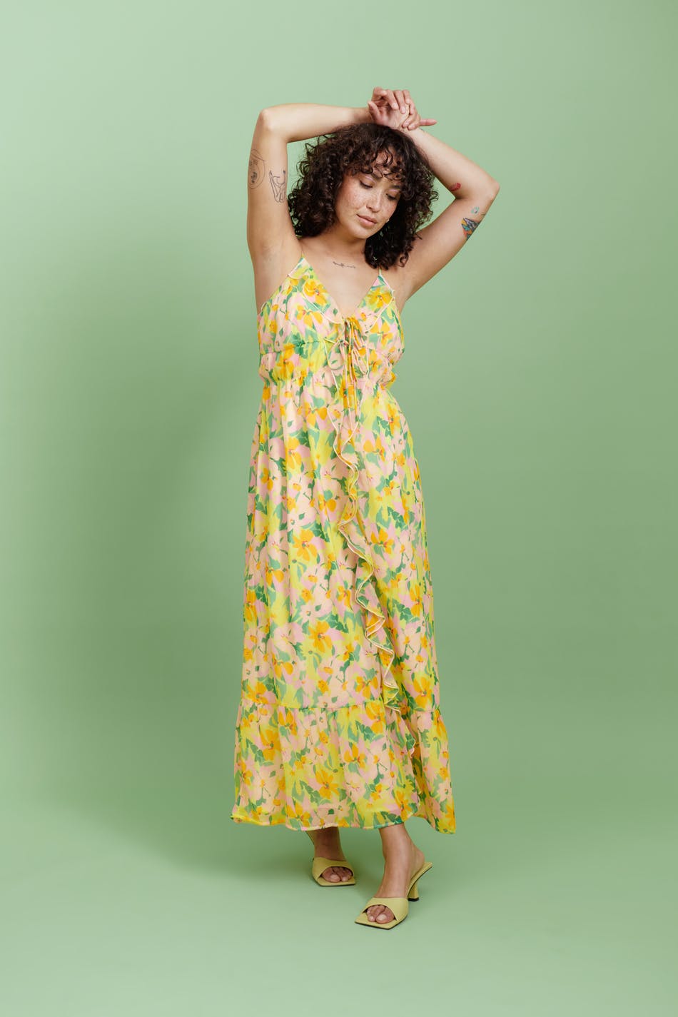 Läs mer om Gina Tricot - Frill chiffon maxi dress - blommiga klänningar - Yellow - XS - Female