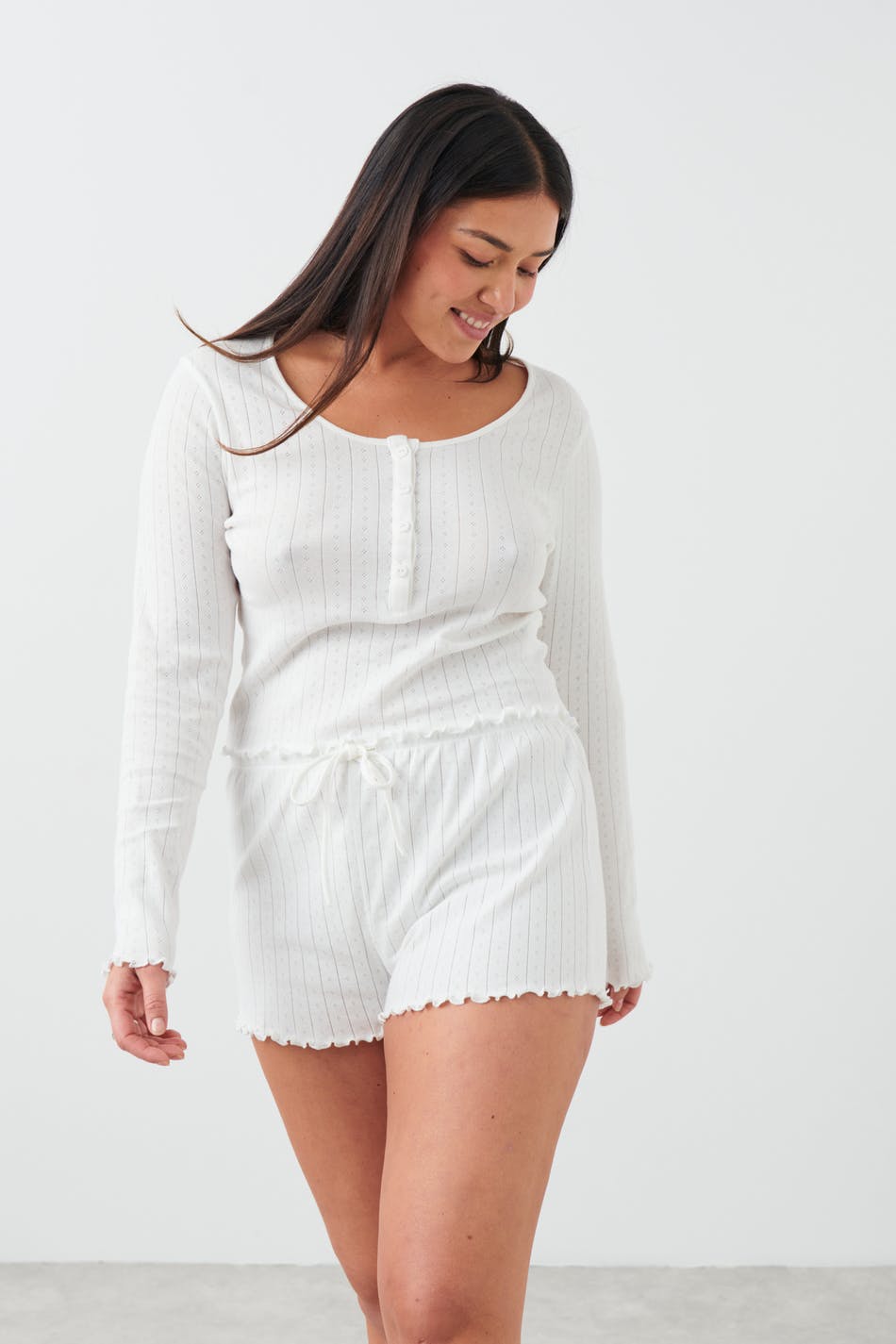 Läs mer om Gina Tricot - Pointelle pyjamas shorts - homewear - White - XL - Female