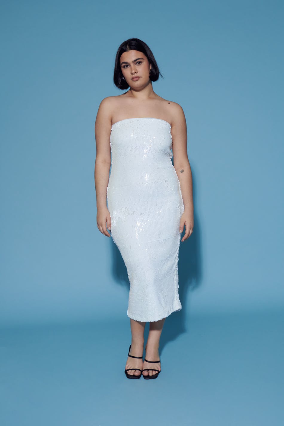 Läs mer om Gina Tricot - Sequin tube dress - paljettklänningar - White - L - Female
