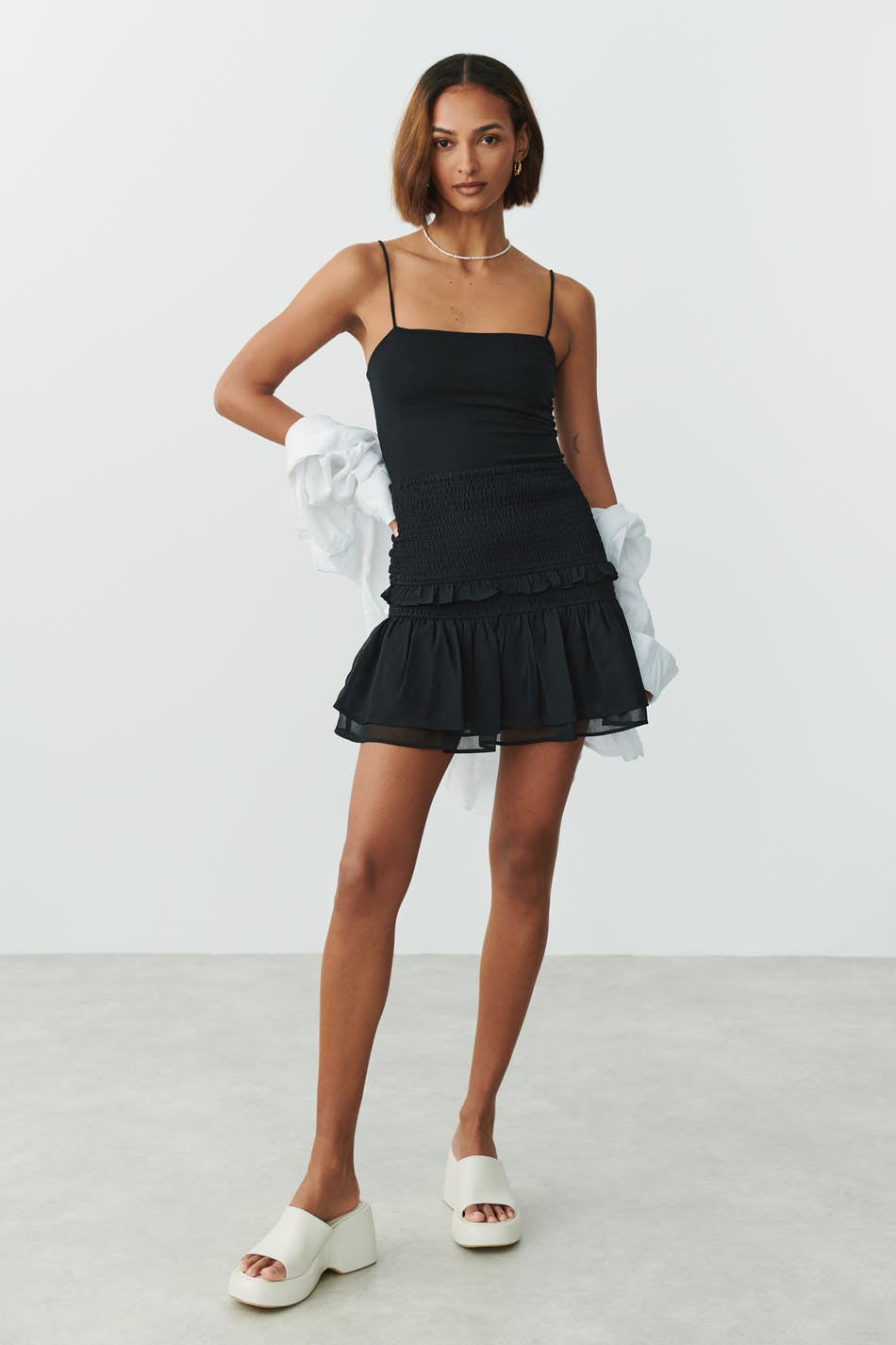 Läs mer om Gina Tricot - Short smock skirt - volangkjolar - Black - XL - Female