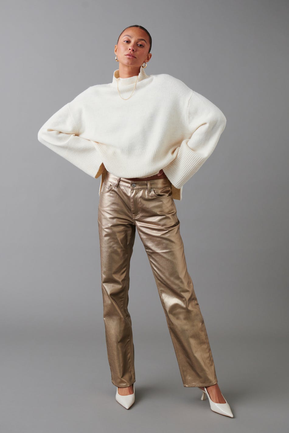 Läs mer om Gina Tricot - Metallic jeans - low waist jeans - Gold - 44 - Female