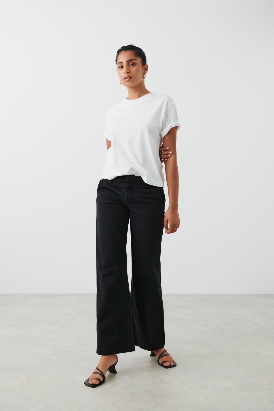 Läs mer om Gina Tricot - Low waist chinos trousers - Utsvängda byxor - Black - 36 - Female