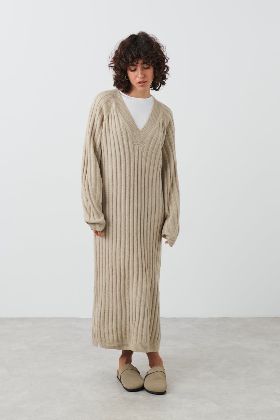 Läs mer om Gina Tricot - V-neck knitted dress - stickade klänningar - Beige - M - Female