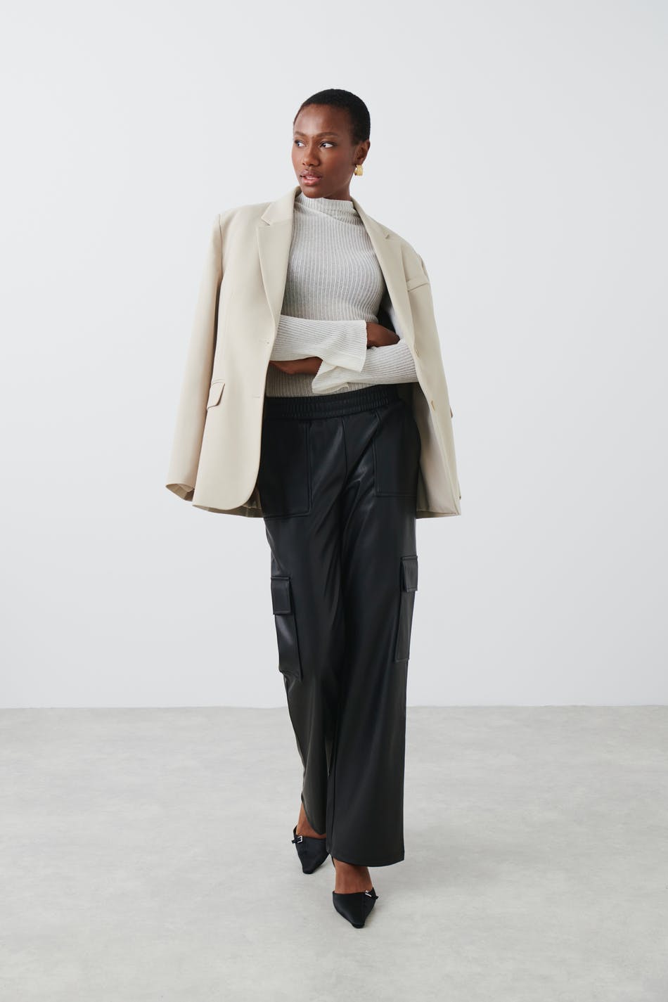 Läs mer om Gina Tricot - Pu cargo trousers - cargobyxor - Black - L - Female