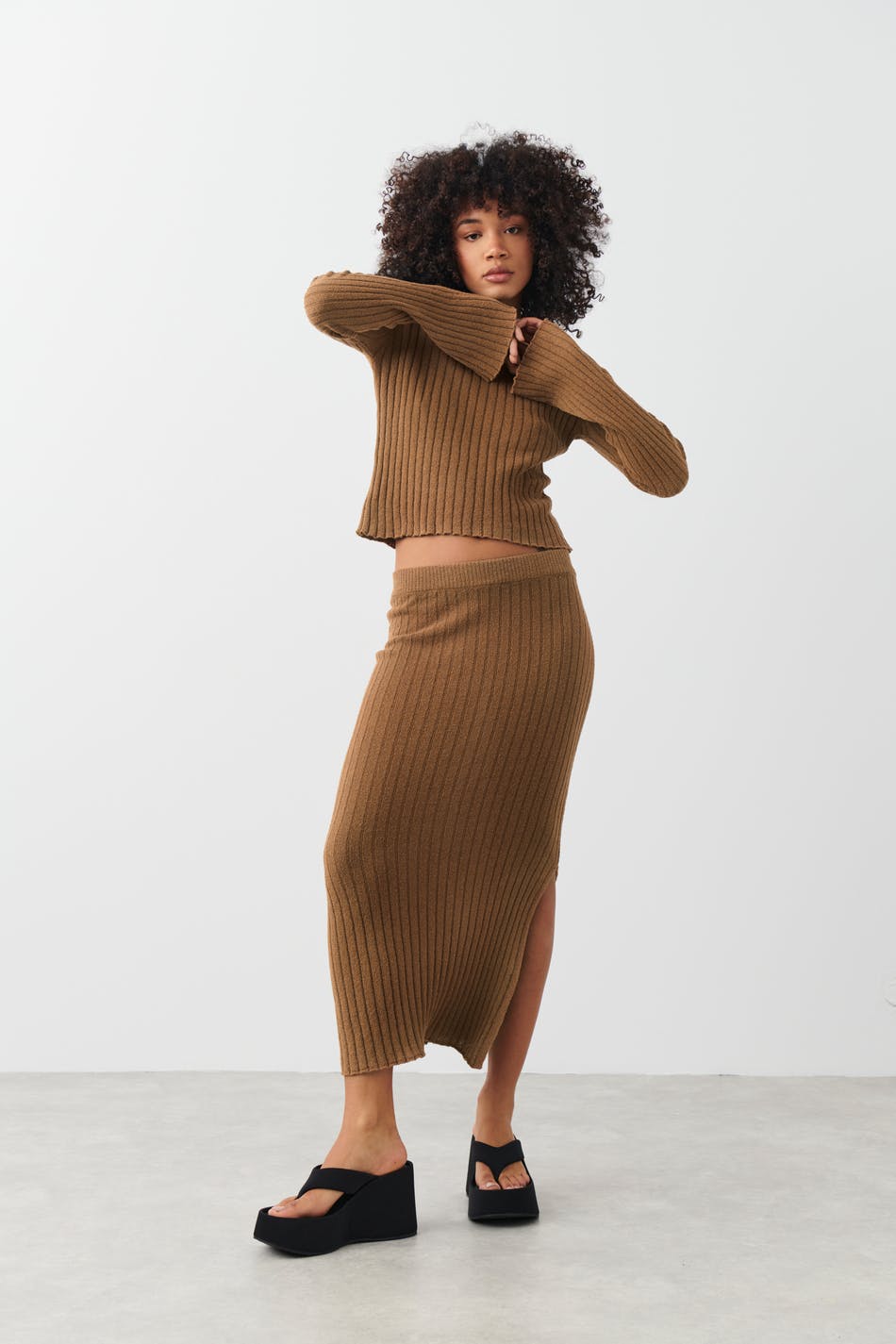 Läs mer om Gina Tricot - Knitted slit skirt - stickade kjolar - Brown - XS - Female