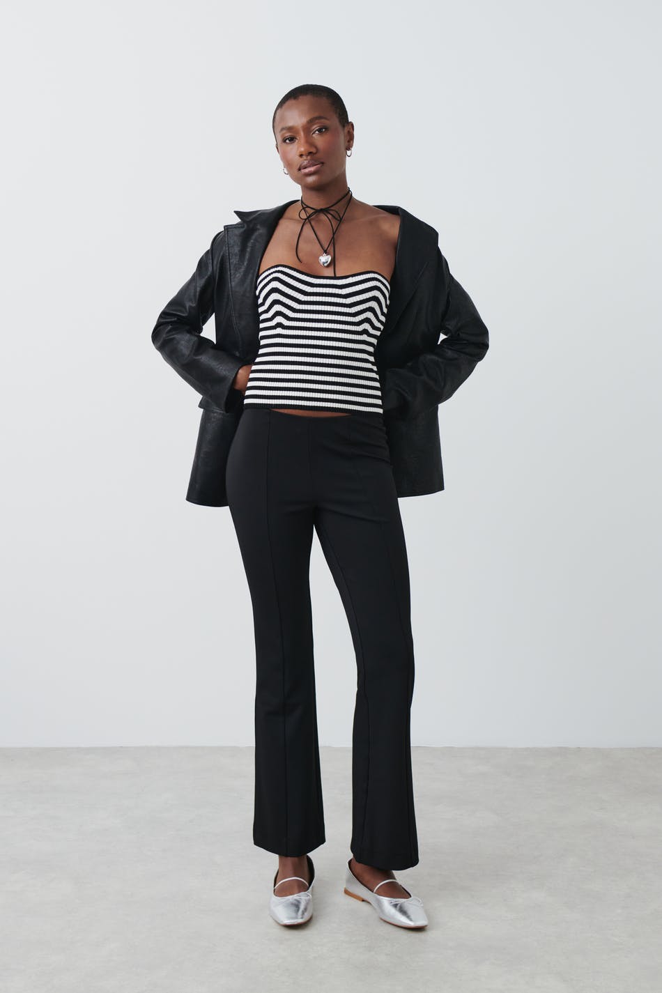Läs mer om Gina Tricot - Low waist trousers - Utsvängda byxor - Black - XL - Female