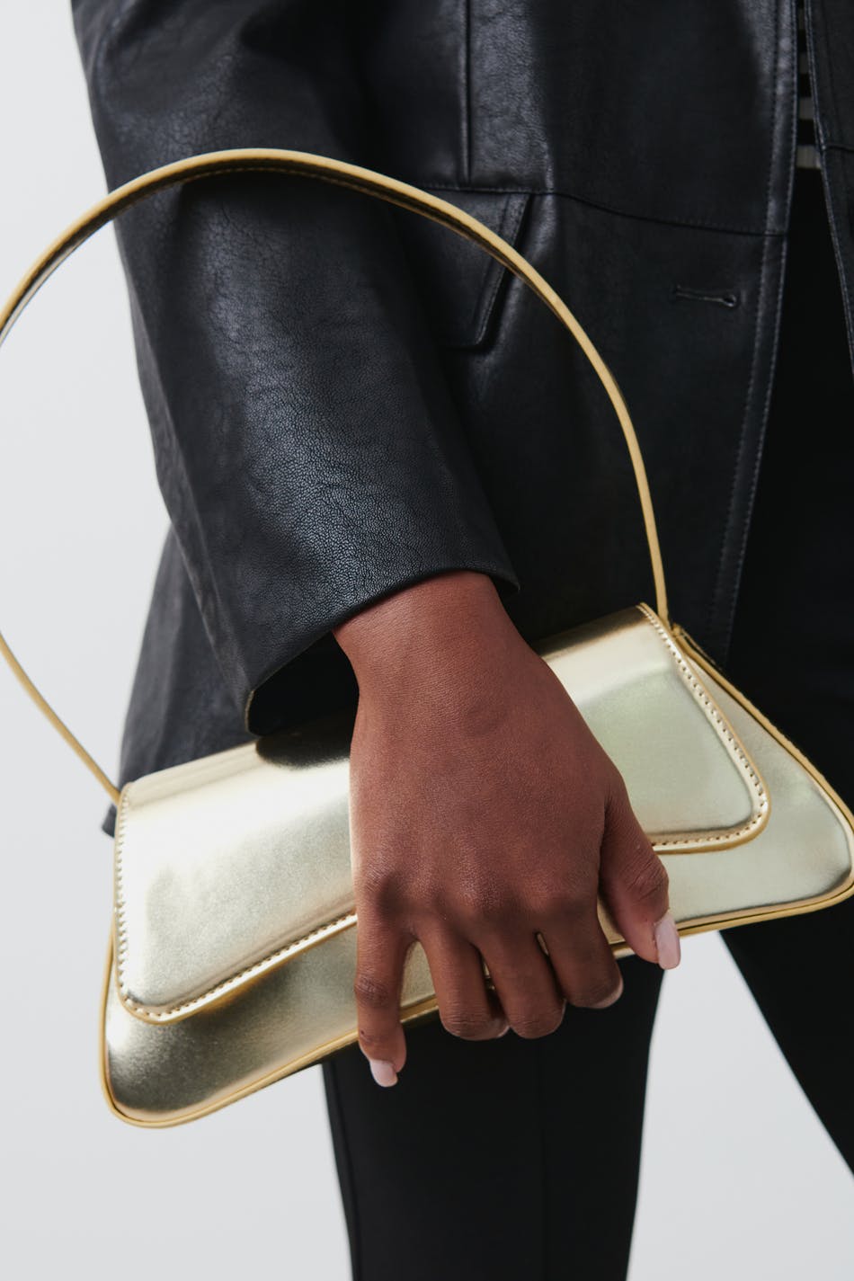 Läs mer om Gina Tricot - Sporty baugette bag - handväskor - Gold - ONESIZE - Female