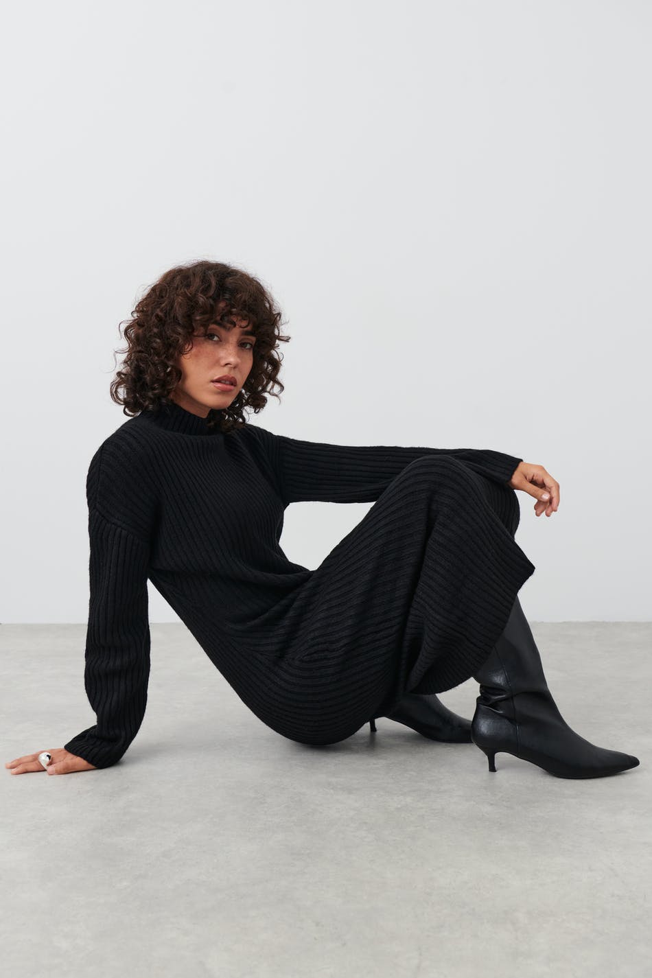 Läs mer om Gina Tricot - Knitted turtleneck dress - stickade klänningar - Black - L - Female