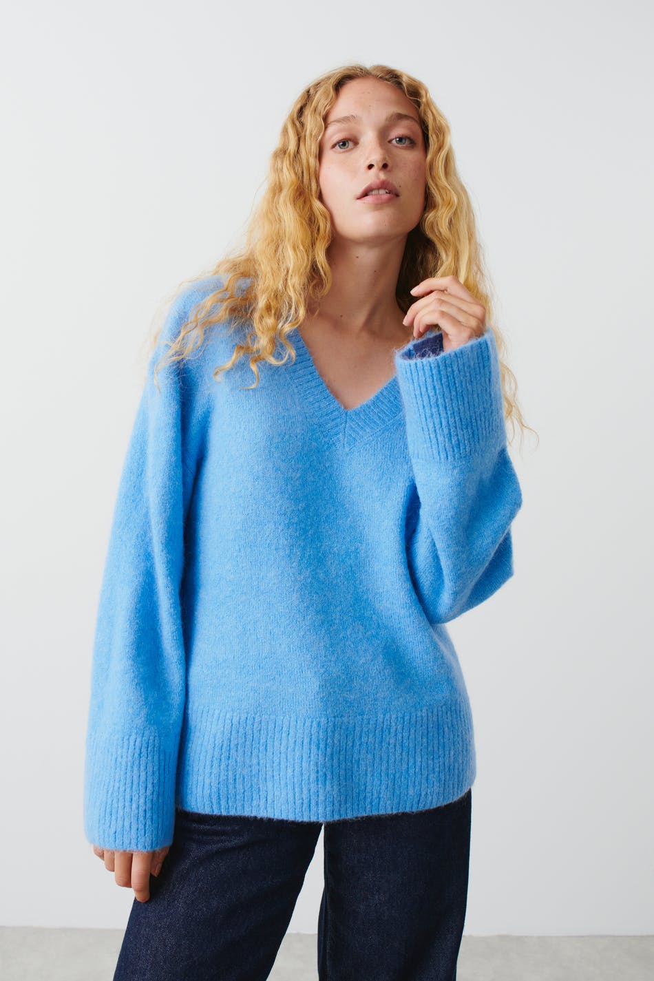 Läs mer om Gina Tricot - V-neck knitted sweater - stickade tröjor - Blue - L - Female