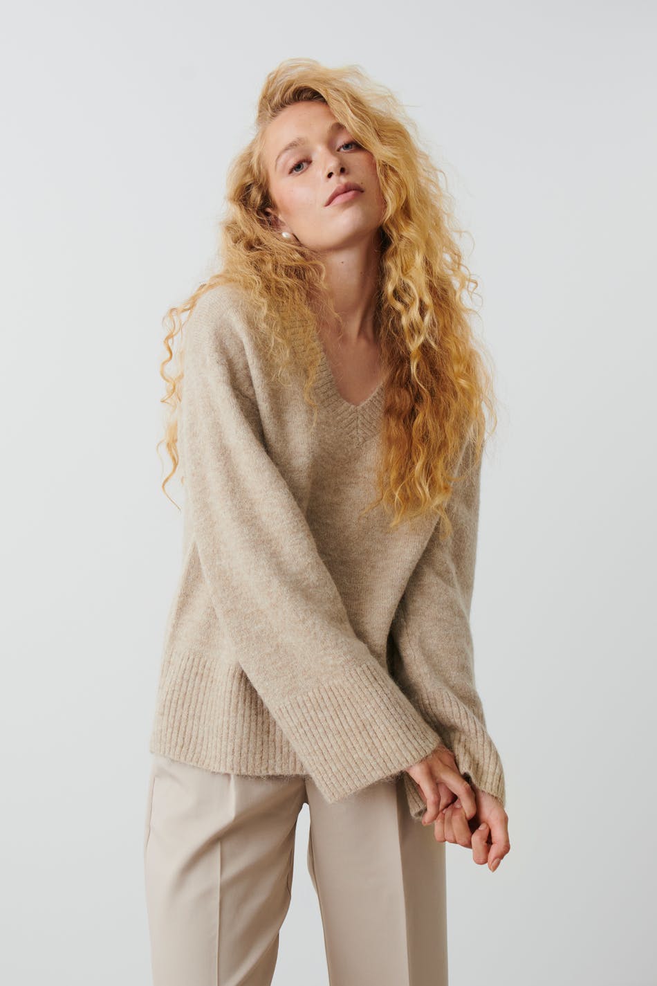 Läs mer om Gina Tricot - V-neck knitted sweater - stickade tröjor - Beige - XL - Female