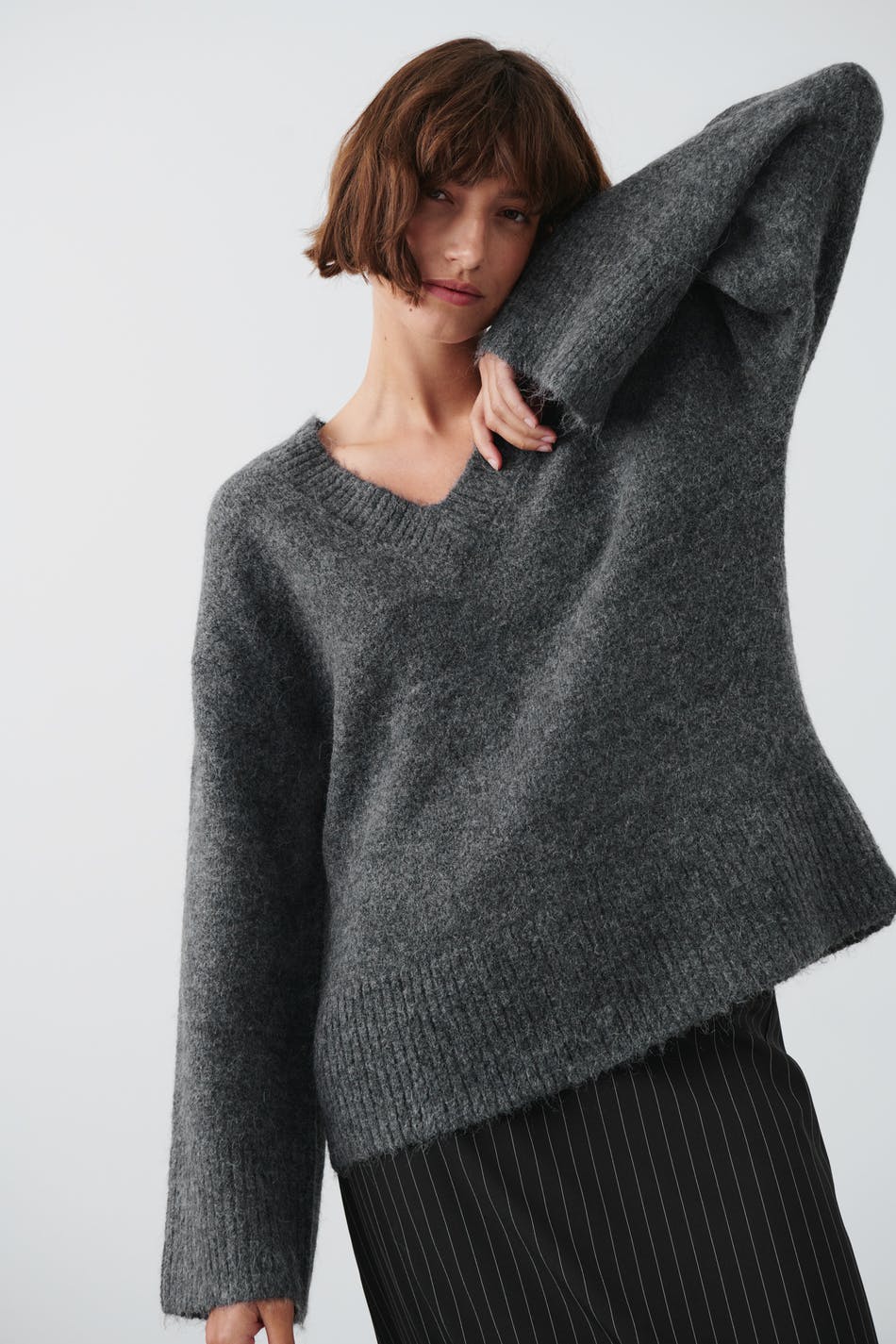Gina Tricot - V-neck knitted sweater - stickade tröjor - Grey - XL - Female