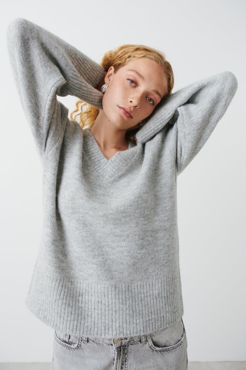 Läs mer om Gina Tricot - V-neck knitted sweater - stickade tröjor - Grey - XS - Female