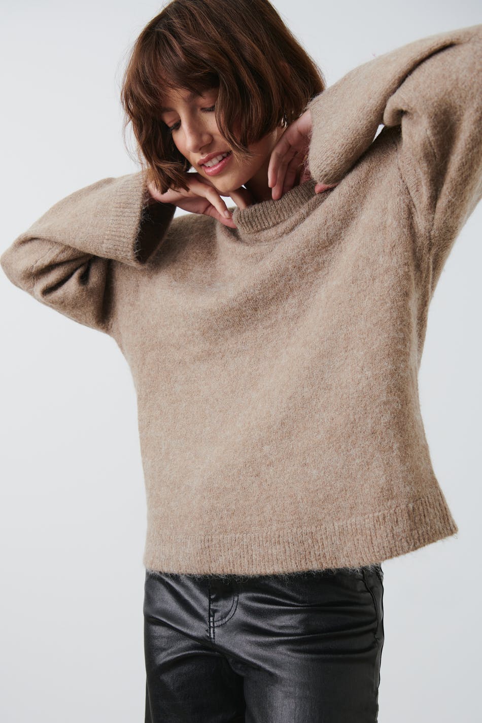 Läs mer om Gina Tricot - Crew neck knitted sweater - stickade tröjor - Beige - XL - Female