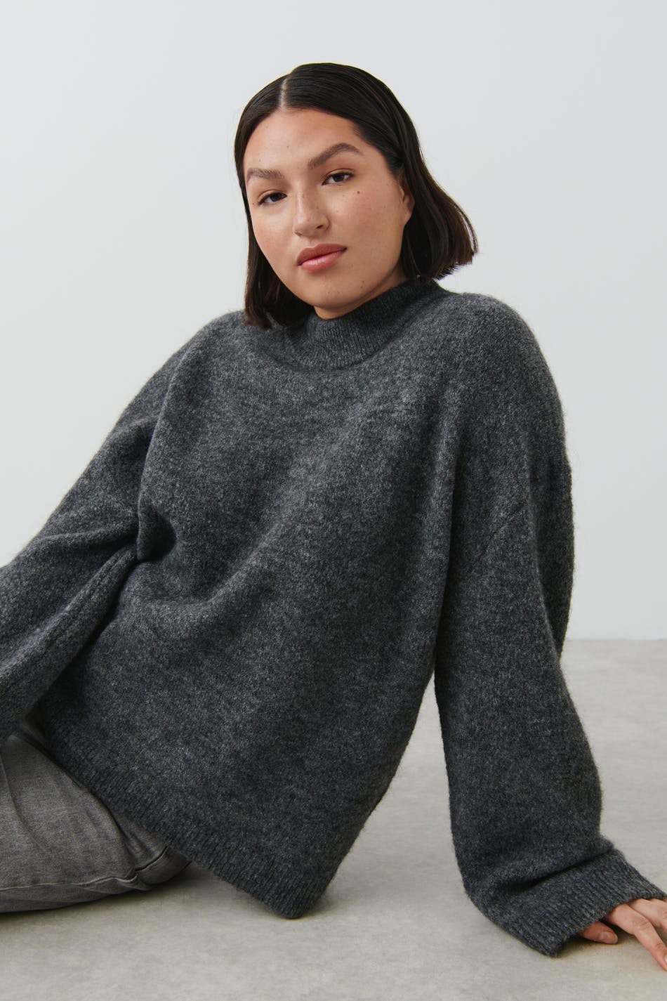 Round-neck knitted sweater - Woman