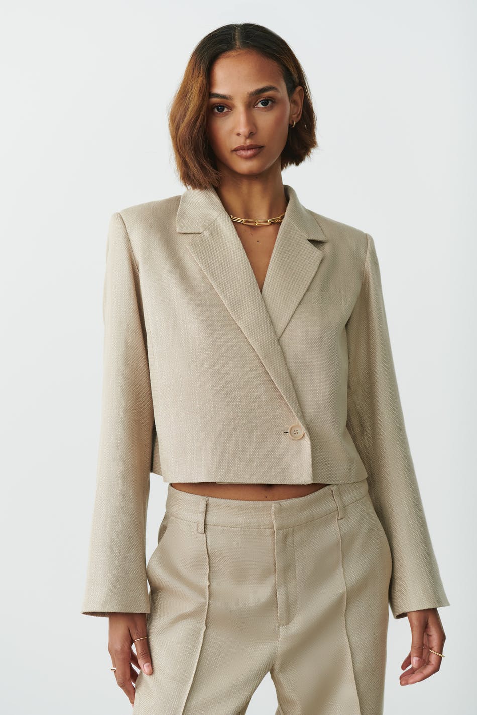 Läs mer om Gina Tricot - Cropped texture blazer - kavajer - Beige - 40 - Female