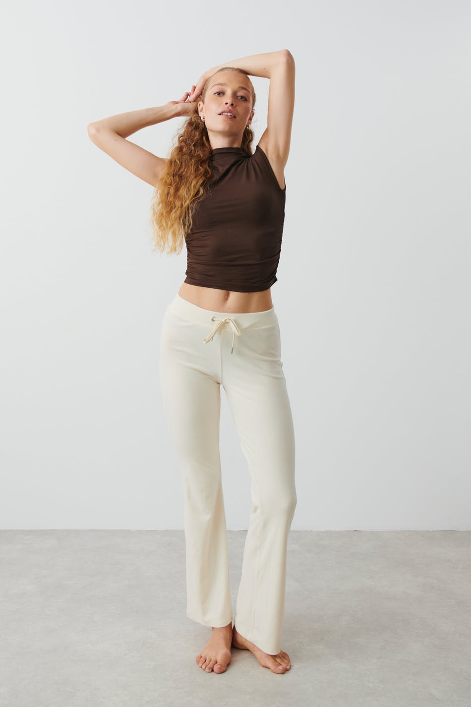 Läs mer om Gina Tricot - Velour trousers - sweatpants - White - XL - Female
