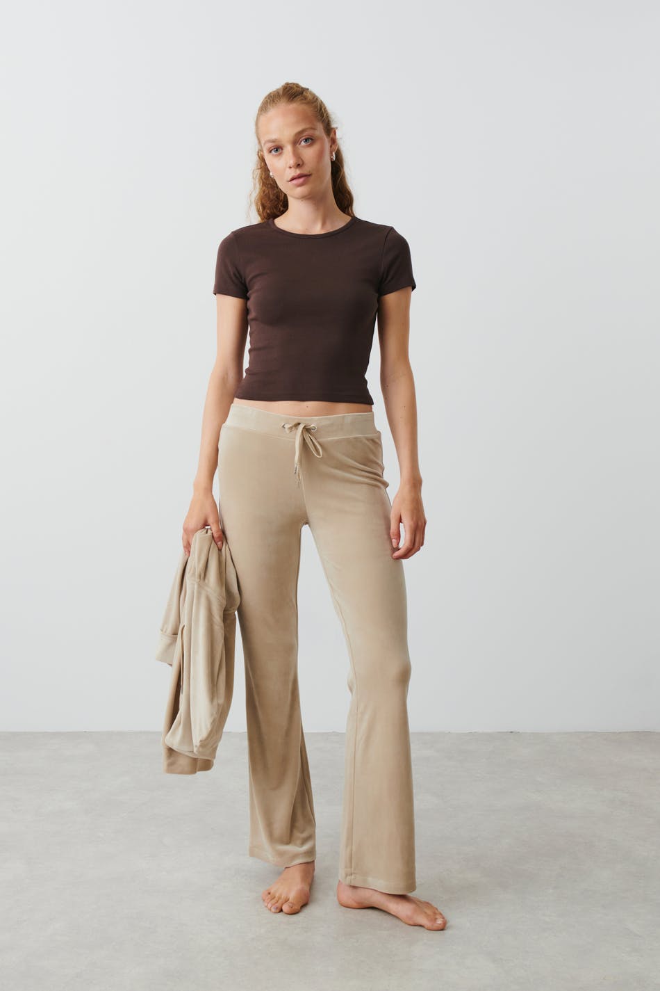 Läs mer om Gina Tricot - Velour trousers - sweatpants - Beige - XL - Female