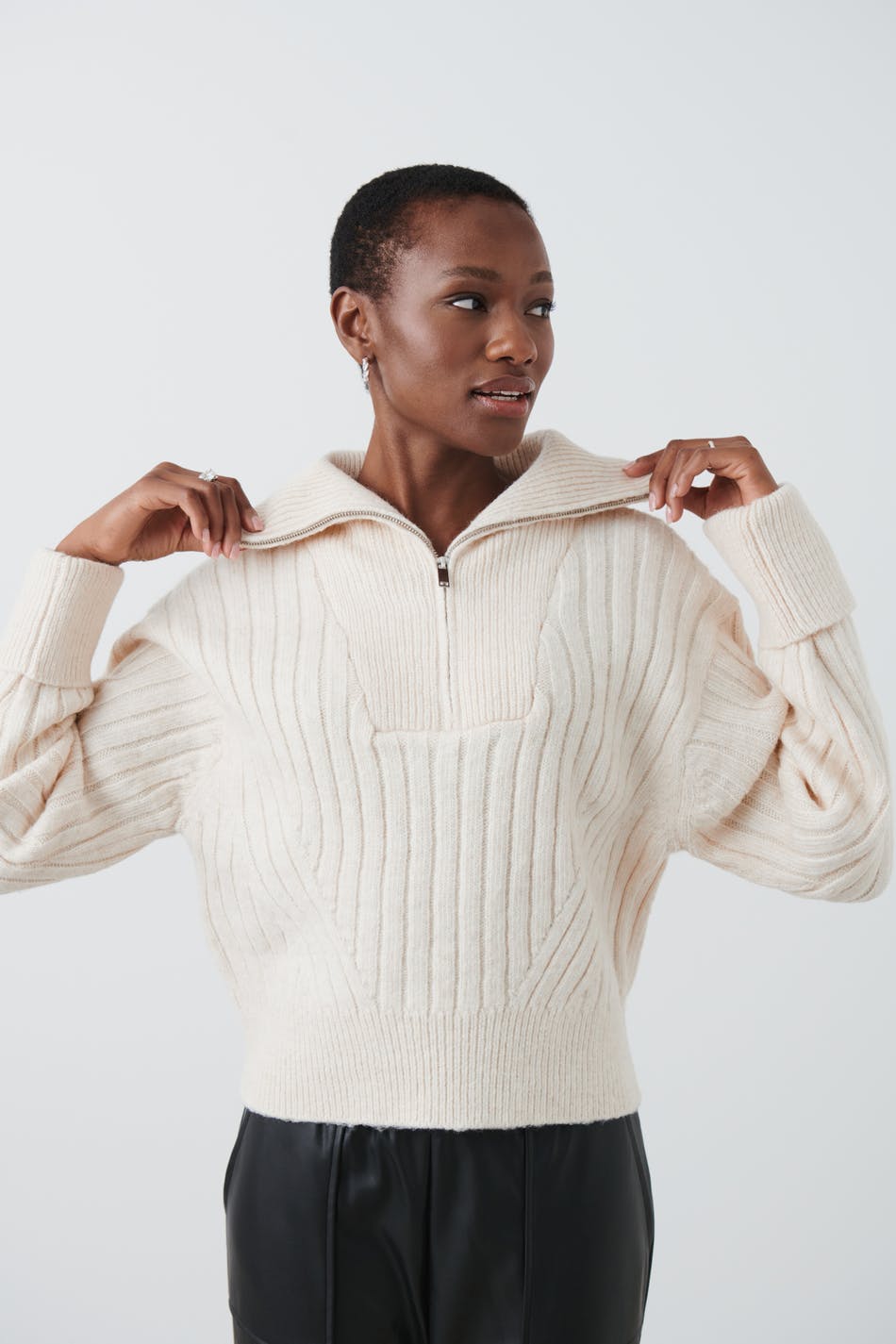 Läs mer om Gina Tricot - Knitted zip sweater - stickade tröjor - White - M - Female