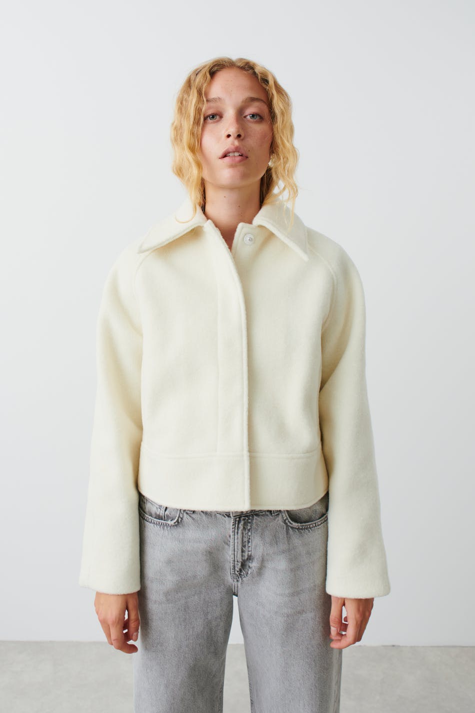Läs mer om Gina Tricot - Short boxy jacket - korta kappor - White - XL - Female