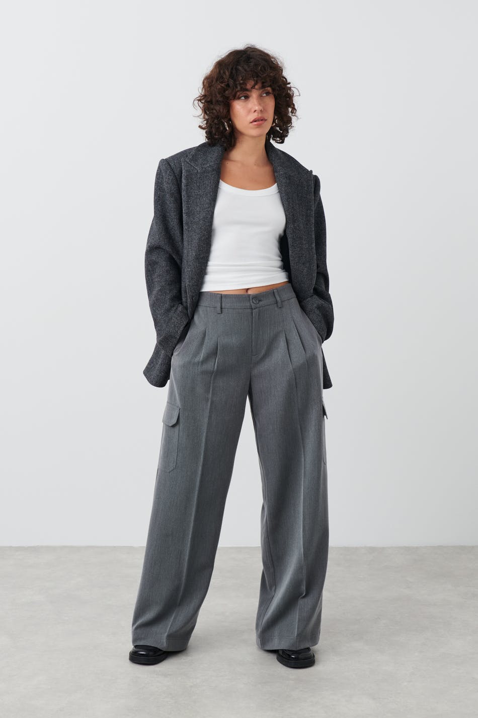 Läs mer om Gina Tricot - Tailored cargo trousers - cargobyxor - Grey - 34 - Female