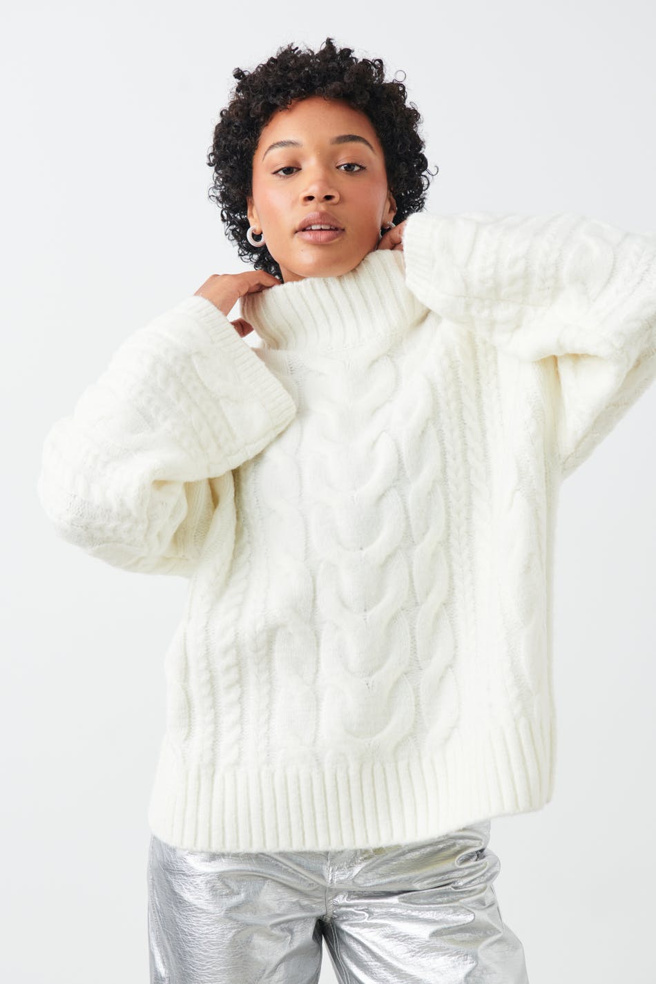 Läs mer om Gina Tricot - Cable knitted sweater - stickade tröjor - White - M - Female