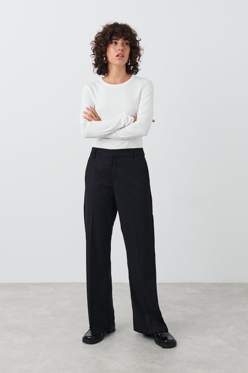 Läs mer om Gina Tricot - Low waist suit trousers - lågmidjade-byxor - Black - 36 - Female