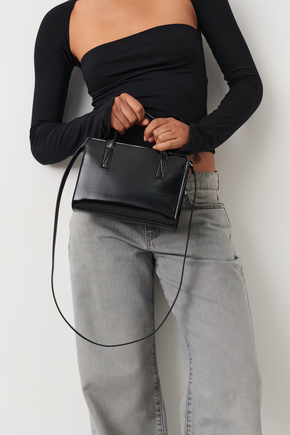 Läs mer om Gina Tricot - Crossbody bag - axelremsväskor - Black - ONESIZE - Female