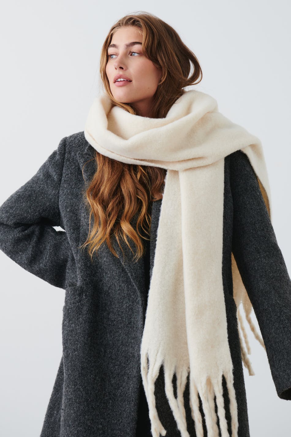 Läs mer om Gina Tricot - Soft chunky scarf - scarves & halsdukar - Beige - ONESIZE - Female