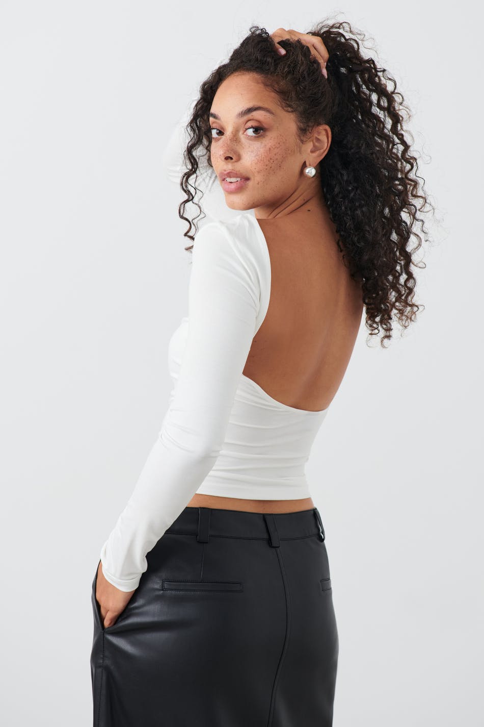 Läs mer om Gina Tricot - Soft touch ls low back top - toppar - White - S - Female