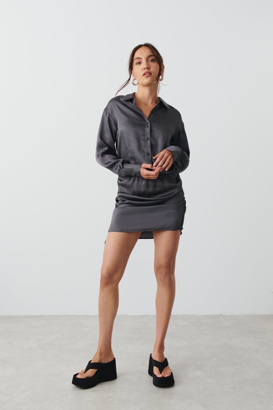 Läs mer om Gina Tricot - Satin shirt dress - skjortklänningar - Grey - XL - Female