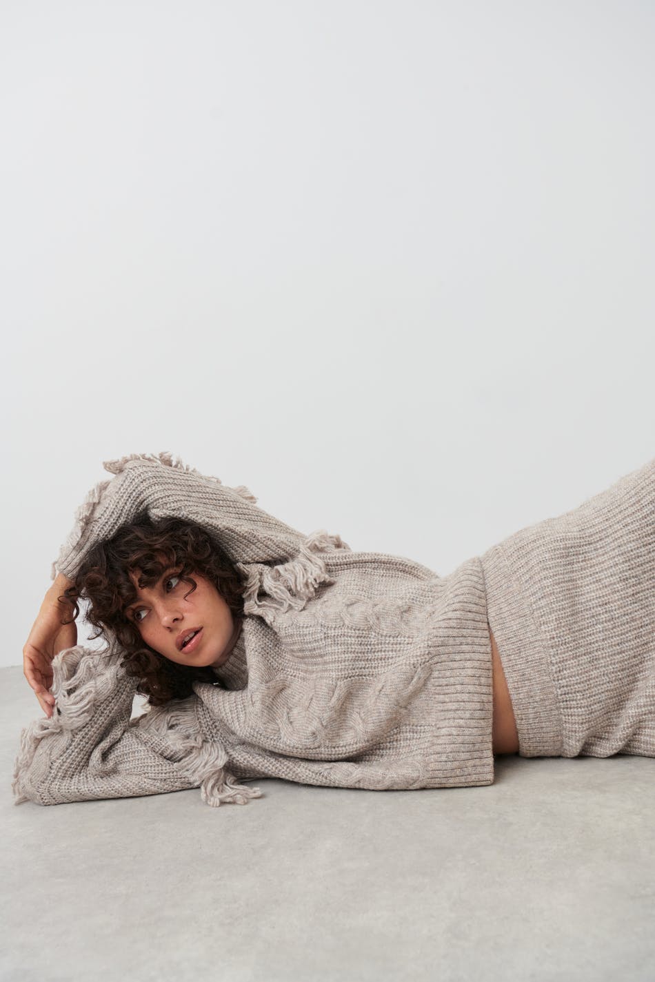 Läs mer om Gina Tricot - Knitted fringe sweater - stickade tröjor - Beige - XL - Female