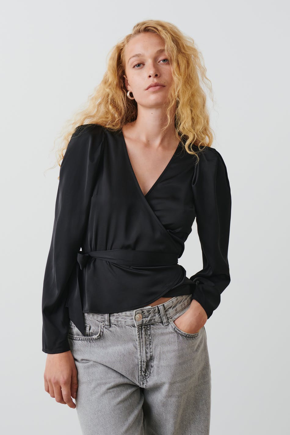 Läs mer om Gina Tricot - Wrap blouse - blusar - Black - L - Female