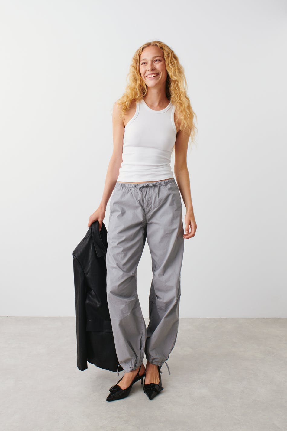 Läs mer om Gina Tricot - Parachute trousers - parachute-pants - Grey - XS - Female
