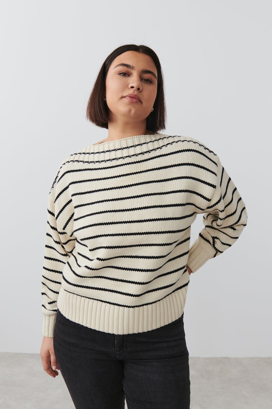 Läs mer om Gina Tricot - Boat neck knitted sweater - stickade tröjor - Beige - XS - Female