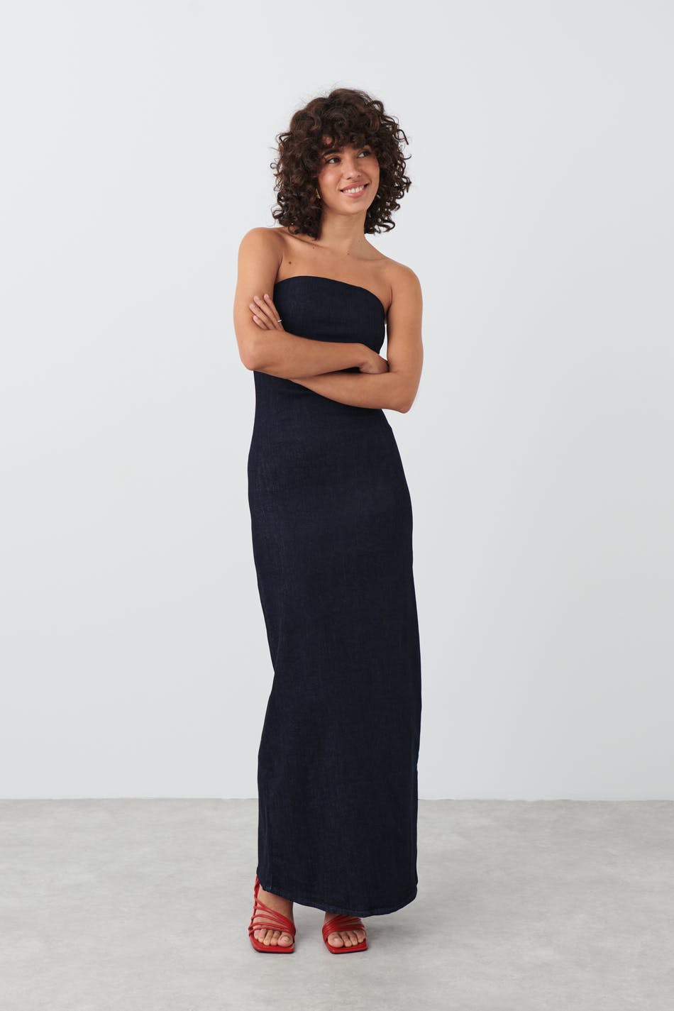 Läs mer om Gina Tricot - Long tube denim dress - tubklänningar - Blue - XL - Female