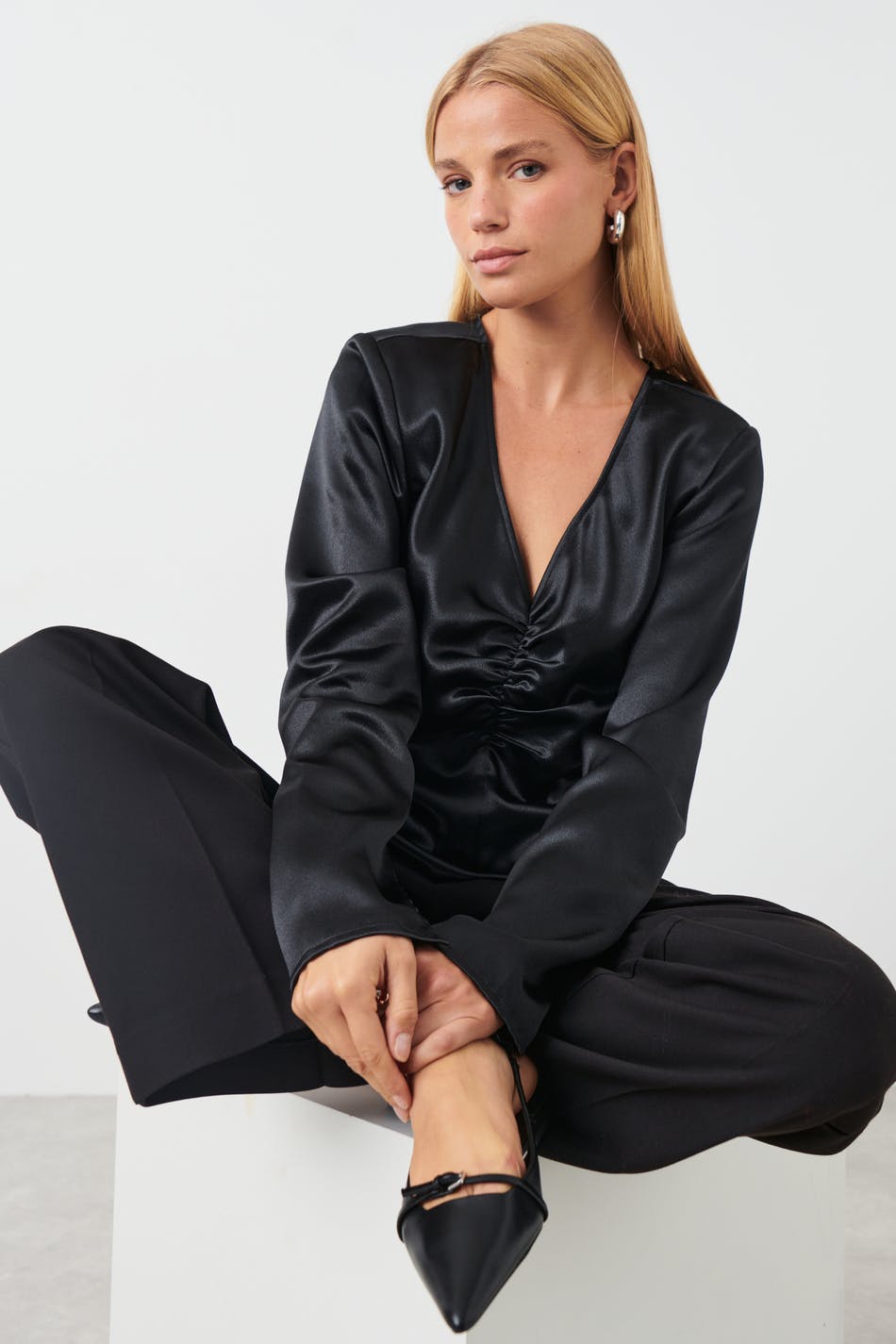Gina Tricot - Satin fitted top - satinskjortor - Black - 40 - Female