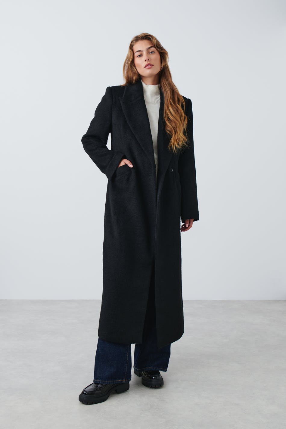 Läs mer om Gina Tricot - Fuzzy tailored coat - kappor - Black - M - Female